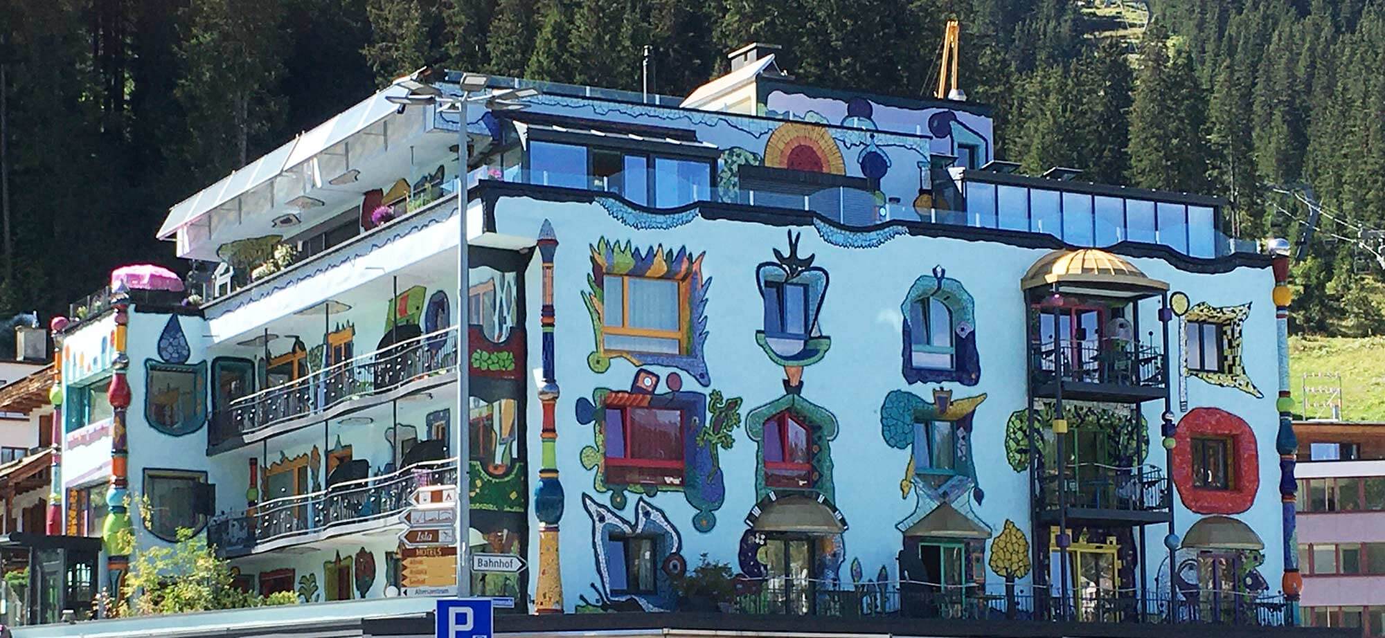 Hotel Lindemann Aussenansicht bei schönem Wetter