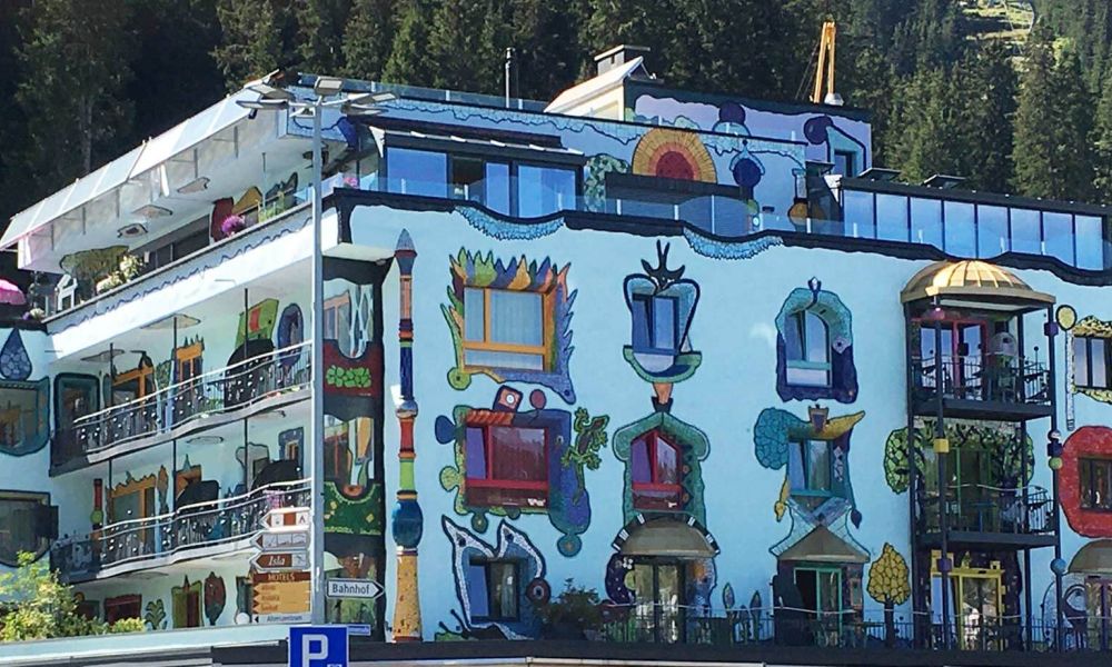 Hotel Lindemann Aussenansicht bei schönem Wetter